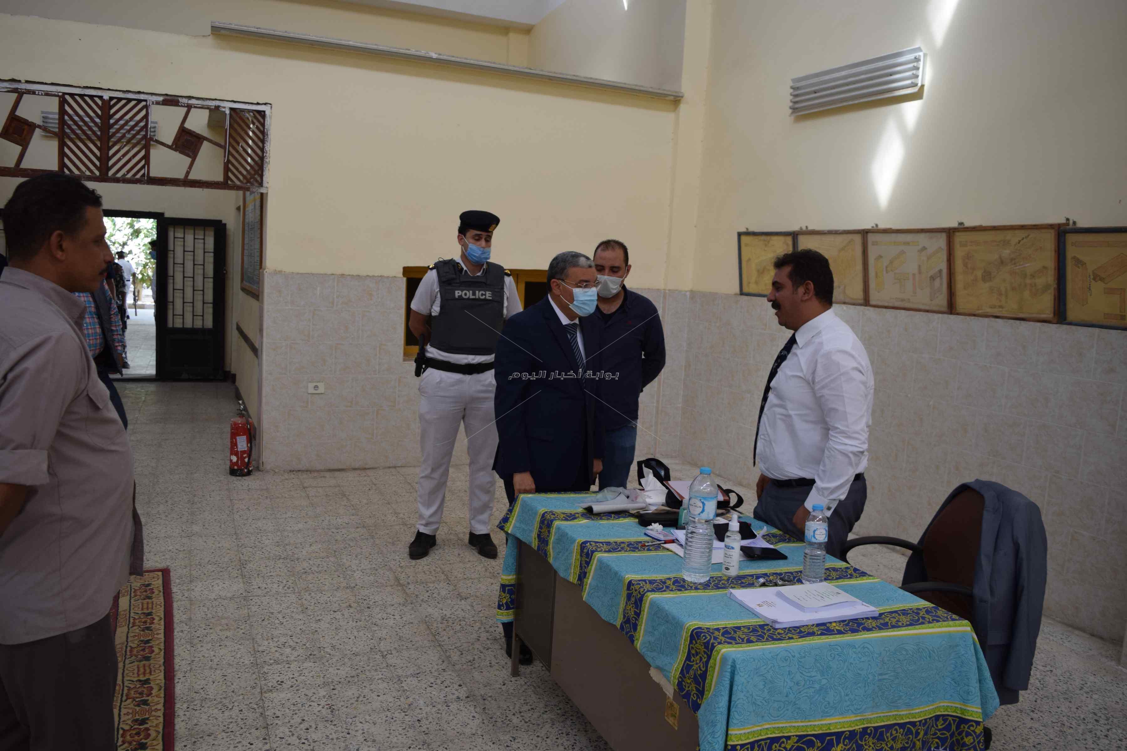 بالصور :محافظ المنيا يتابع انتظام التصويت بعدد من لجان انتخابات مجلس النواب