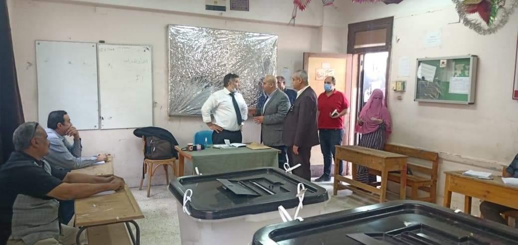 صور| نائب محافظ الجيزة يتفقد لجان أنتخابات مجلس النواب بكرداسة