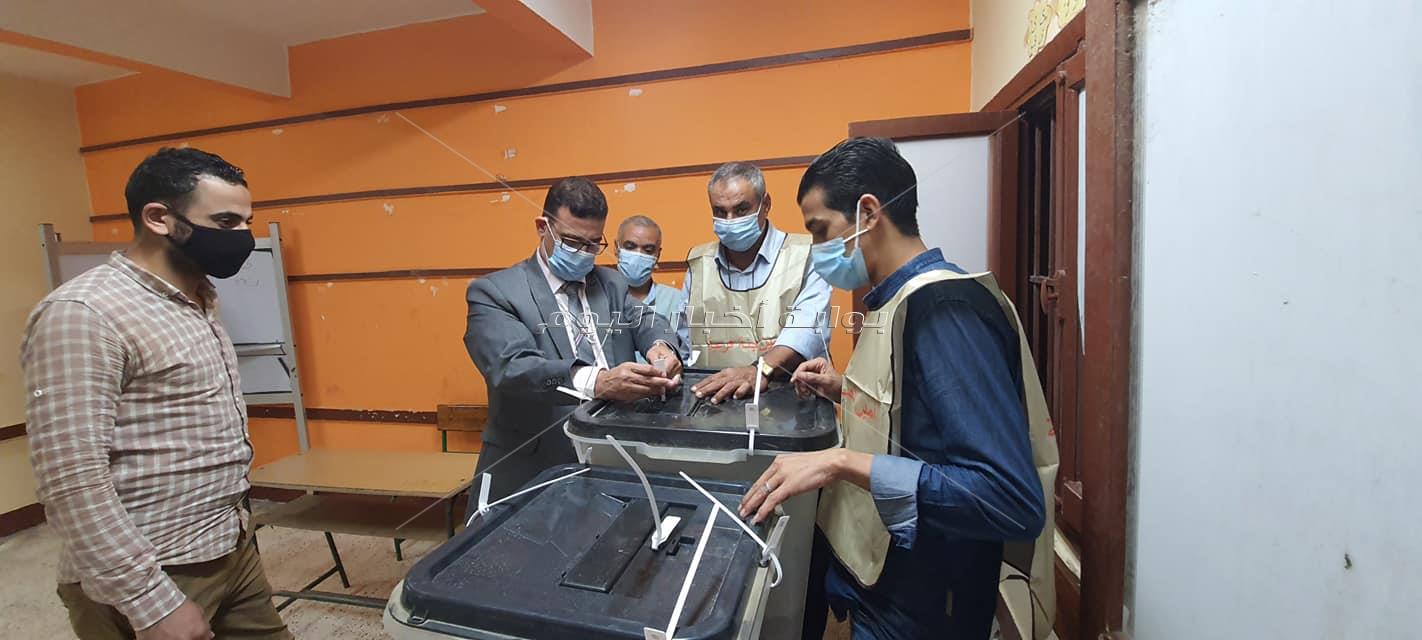 انتخابات النواب 2020 | لحظة غلق لجنة مدرسة النصر الابتدائية في إمبابة