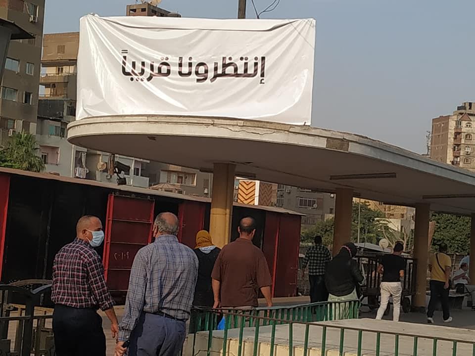 لافتات "انتظرونا قريبا" تثير حيرة ركاب القطارات بمحطة مصر