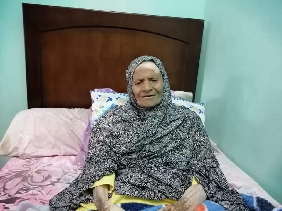  " رسمية " صاحبة ال90 عاما .. تخلي عنها الأهل وانقذها الغرباء 