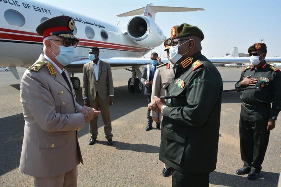 رئيس الأركان يغادر إلى السودان لبحث التعاون العسكري والأمني