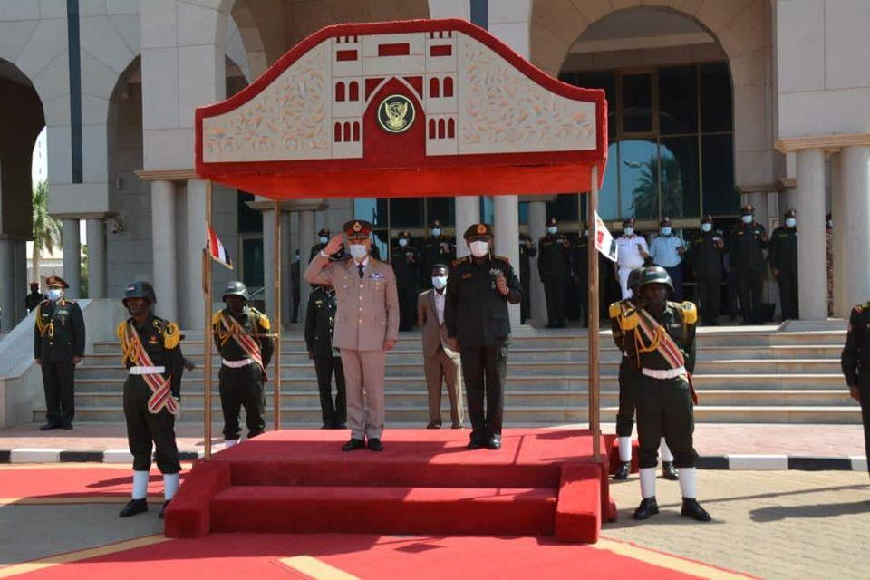 رئيس الأركان يغادر إلى السودان لبحث التعاون العسكري والأمني