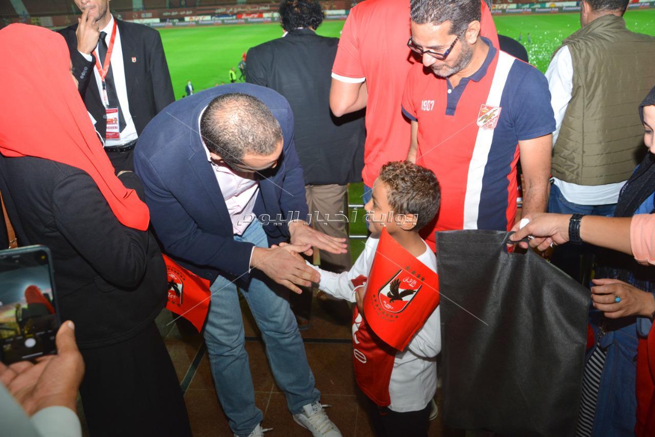 طفل بمركز الأورام بالمنصورة يشارك في احتفالية الأهلي بالفوز باللقب الـ 42 لبطولة الدوري .