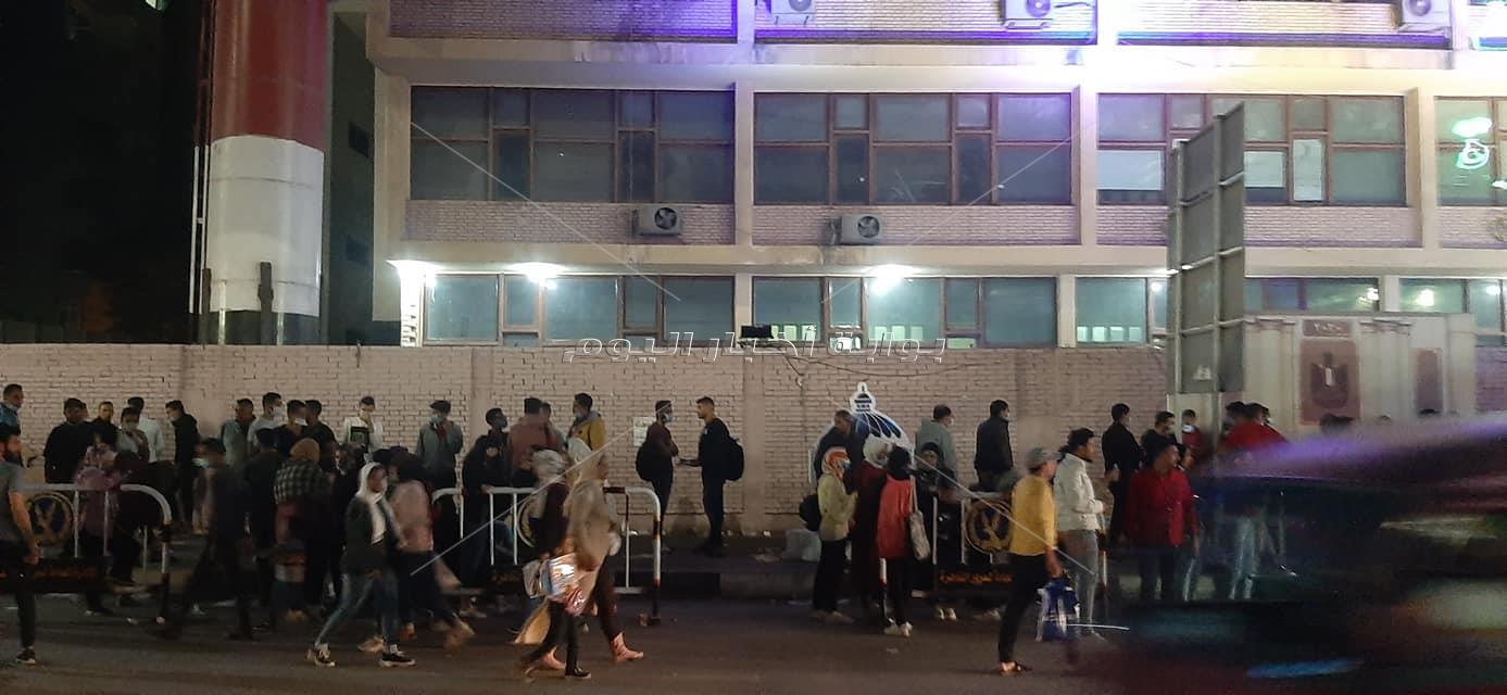 صور| اقبال كثيف من الناخبين للإدلاء باصواتهم قبل غلق الصناديق بمدينة نصر 