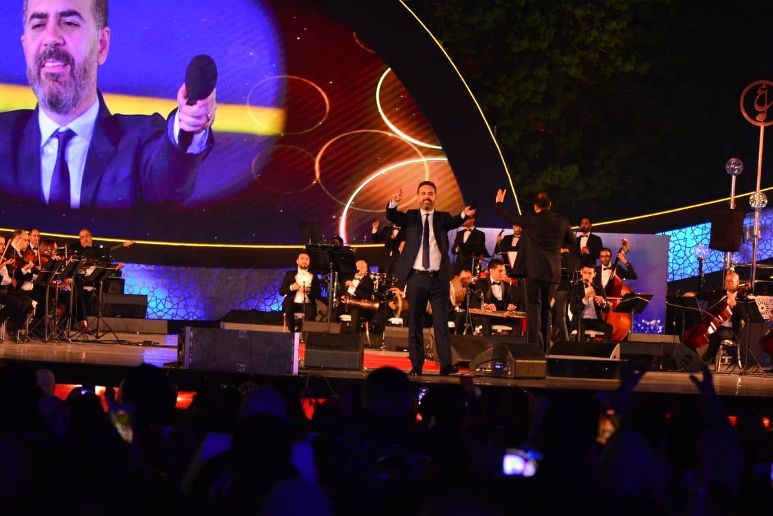 وائل جسار يختتم حفل مسرح النافورة بـ«غريبة الناس»: «هي دي مصر