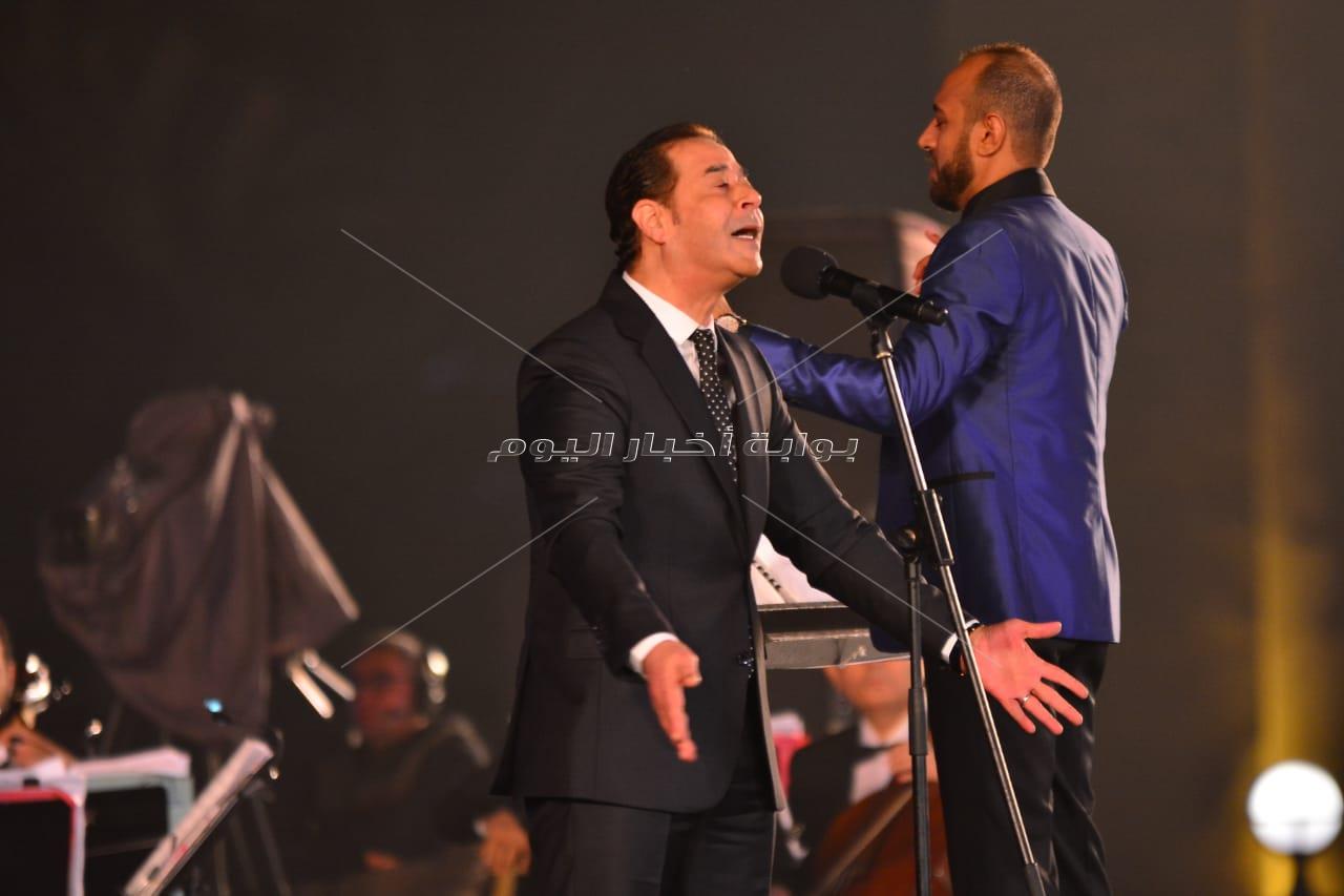  صور | مدحت صالح يُشعل مسرح النافورة بـ«مليونيرات»