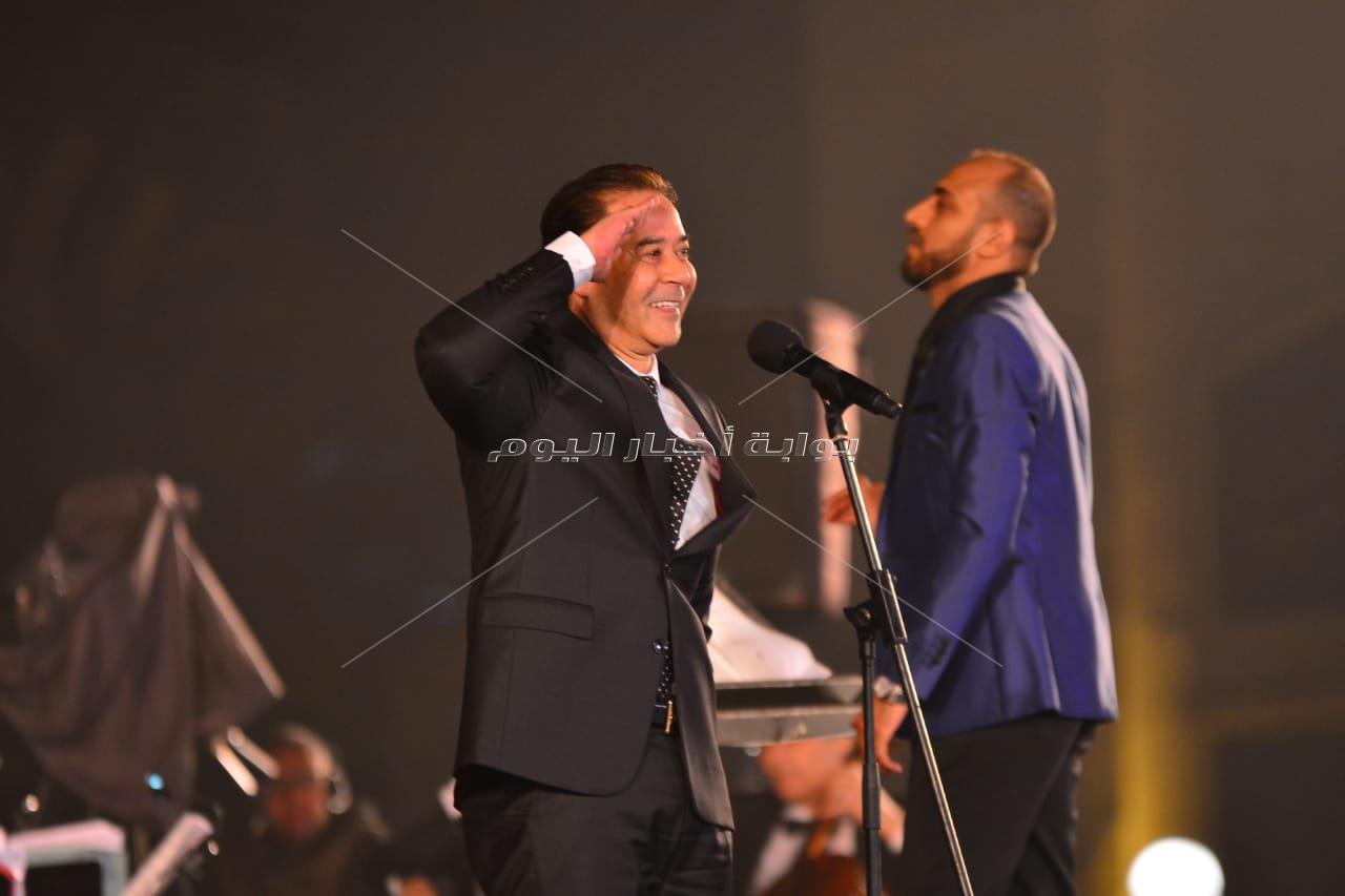  صور | مدحت صالح يُشعل مسرح النافورة بـ«مليونيرات»