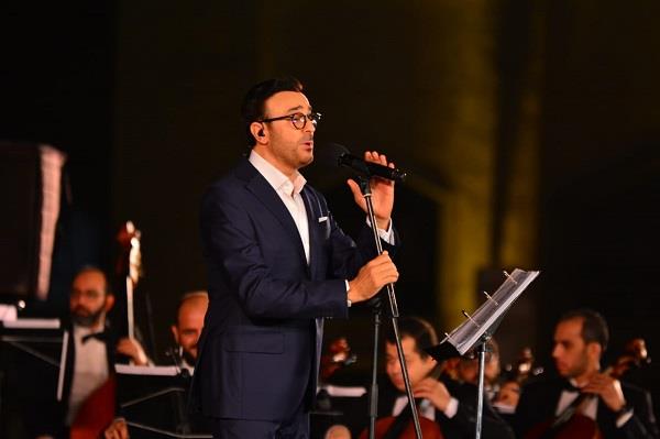 مرتديا نظارة.. ظهور مُميز لـ«صابر الرباعي» بمهرجان الموسيقى العربية