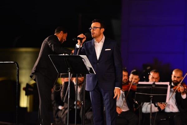 مرتديا نظارة.. ظهور مُميز لـ«صابر الرباعي» بمهرجان الموسيقى العربية