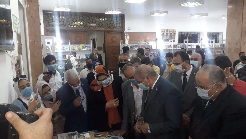 الحاج علي يفتتح معرض الكتاب بجامعة الأزهر