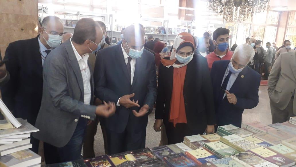 الحاج علي يفتتح معرض الكتاب بجامعة الأزهر