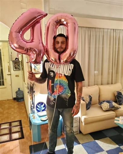  أحمد الفيشاوي خلال الاحتفال بعيد ميلاده