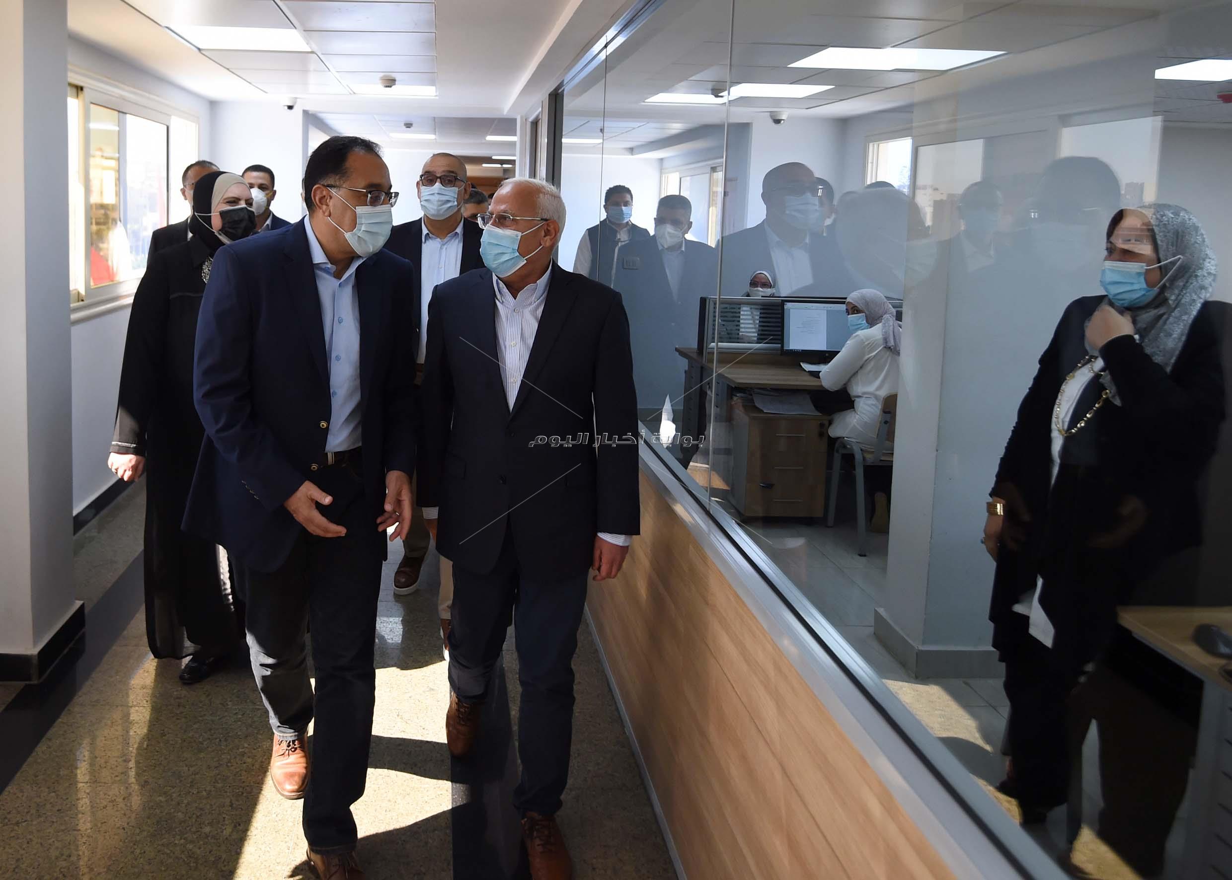 رئيس الوزراء يتفقد مركز خدمة المواطنيين بمحاظة بورسعيد