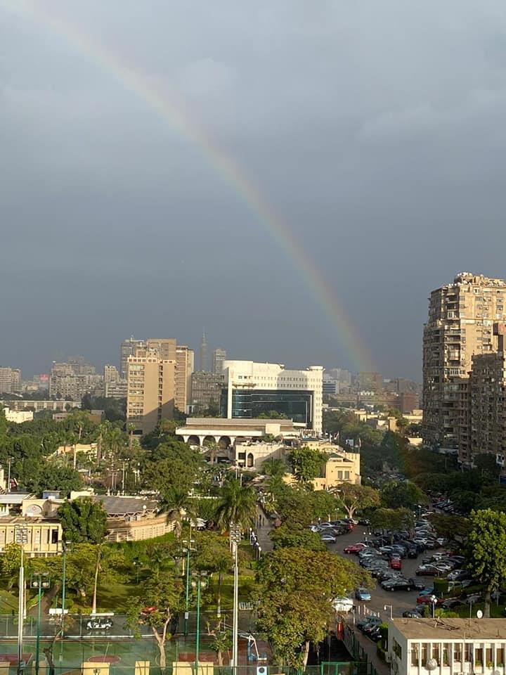 قوس قزح يزين سماء القاهرة الكبرى بعد سقوط الأمطار 
