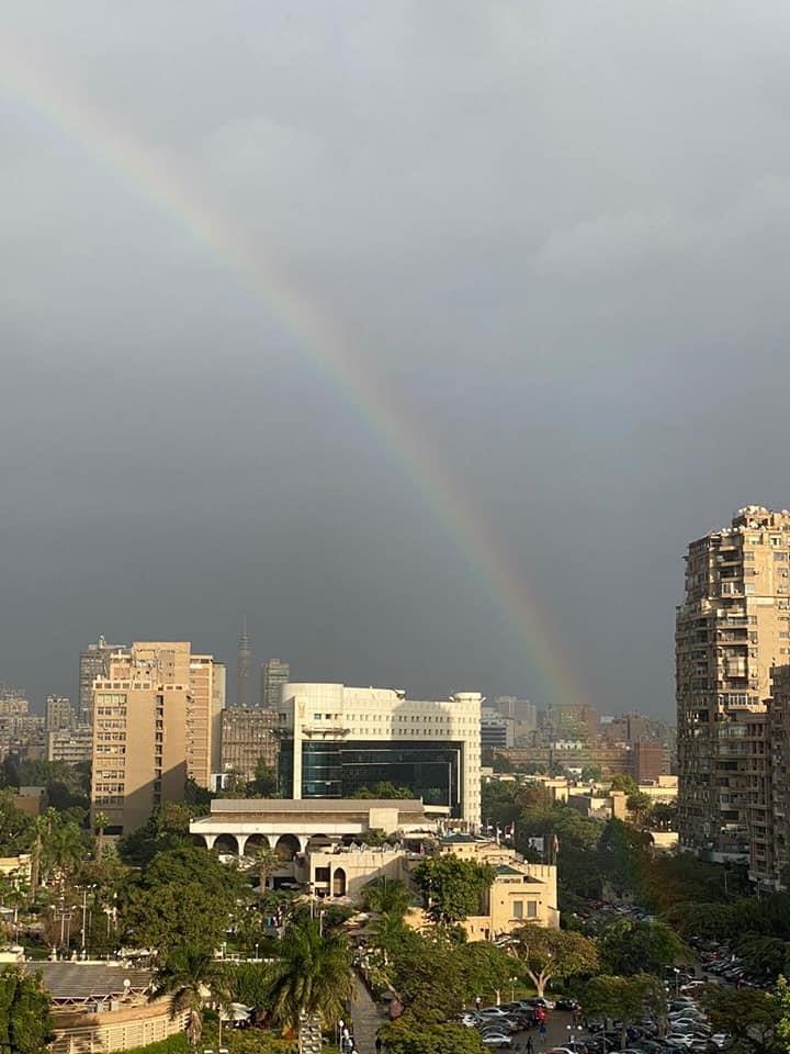 قوس قزح يزين سماء القاهرة الكبرى بعد سقوط الأمطار 