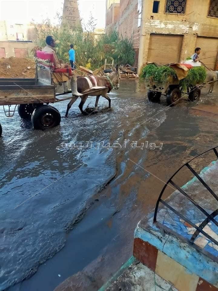 أهالي «إيتاي البارود» يواجهون الغرق في مياه الصرف الصحي 