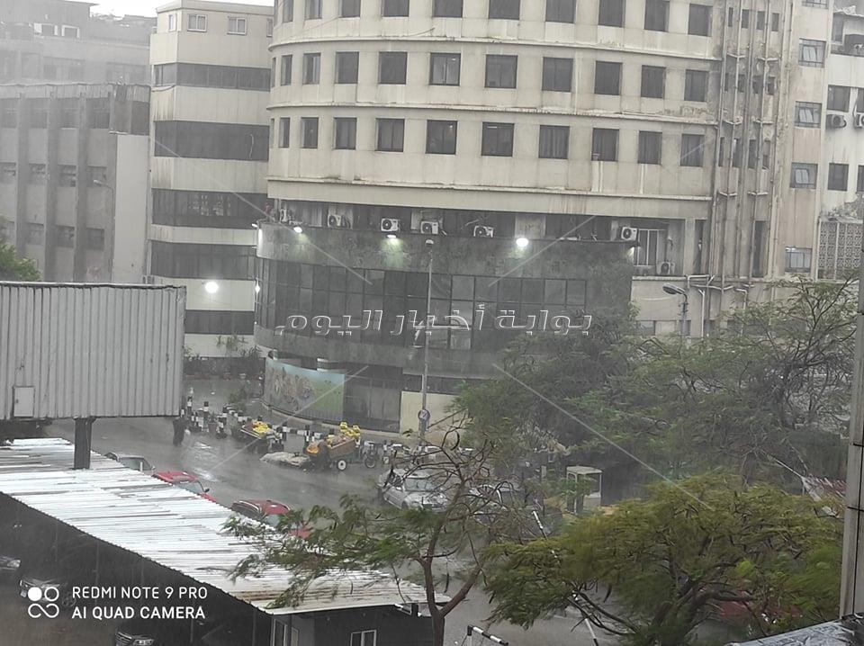 الطقس السيء يجتاح شوارع القاهرة وتساقط أمطار رعدية .. فيديو وصور