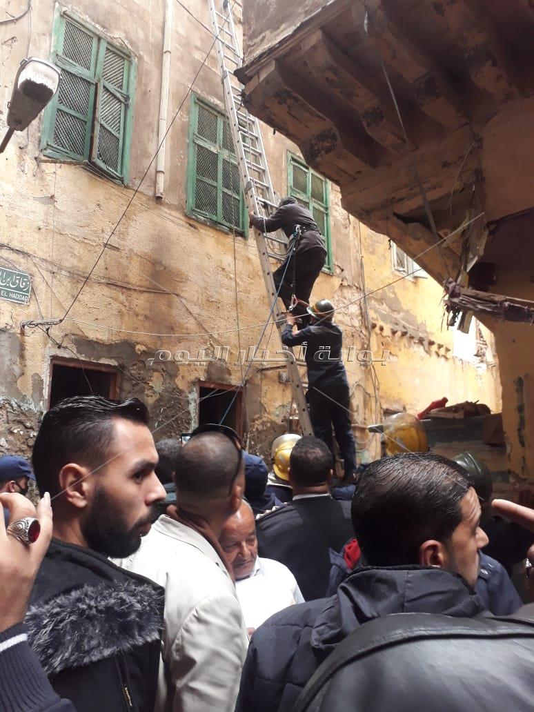  إنقاذ أب وطفل في انهيار سلم عقار بالإسكندرية بسبب الأمطار 
