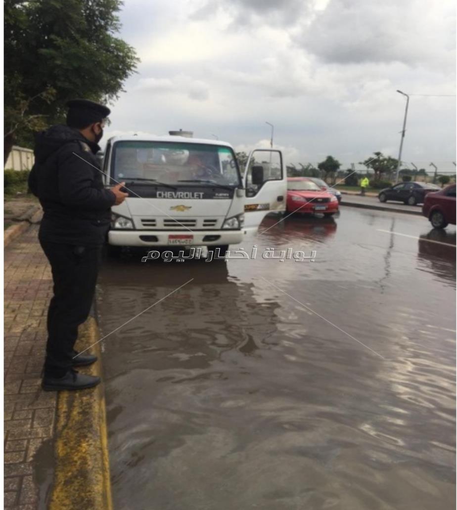 رجال الشرطة يواصلون جهودهم لمساعدة المواطنين على مواجهة الأمطار 