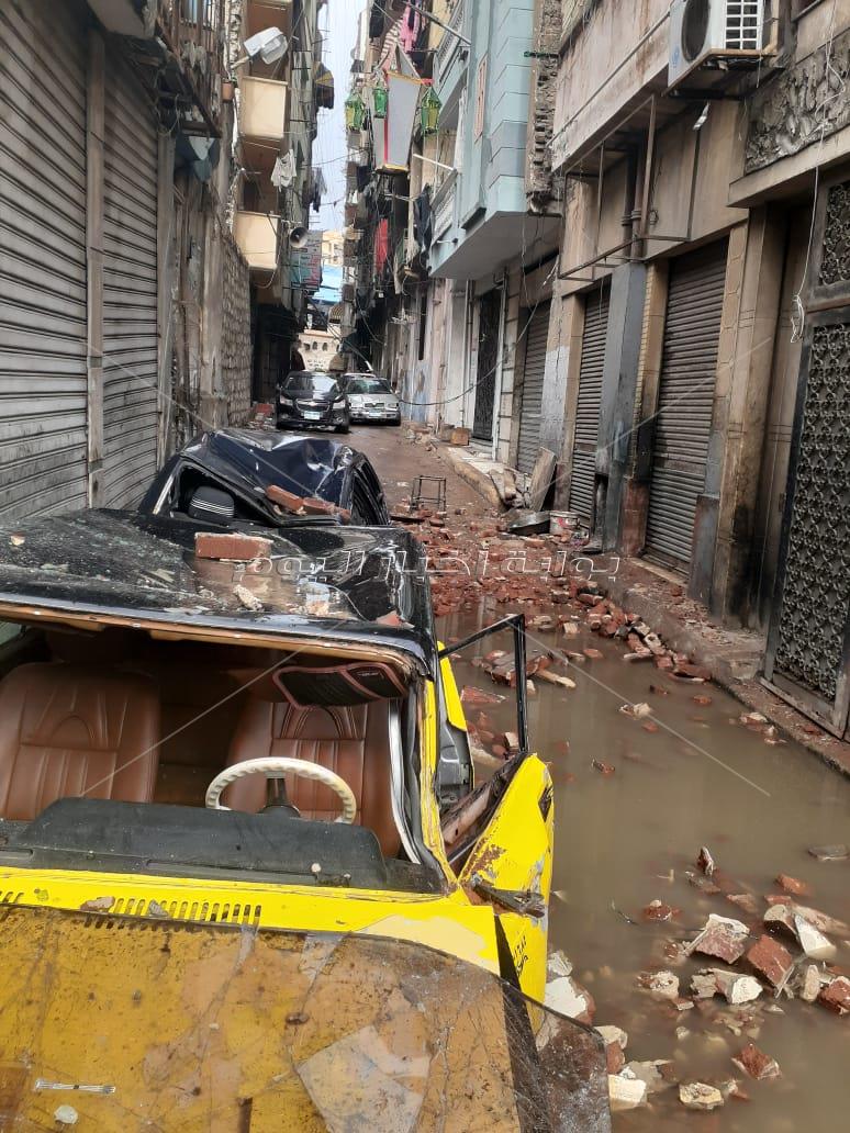 تحطم سيارتين في انهيار شرفة عقار بالإسكندرية بسبب الأمطار 