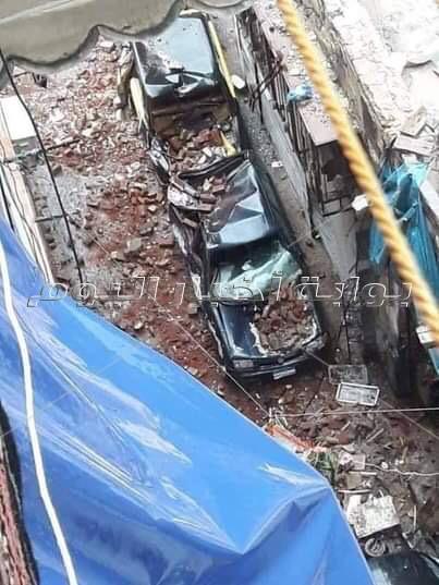 تحطم سيارتين في انهيار شرفة عقار بالإسكندرية بسبب الأمطار 