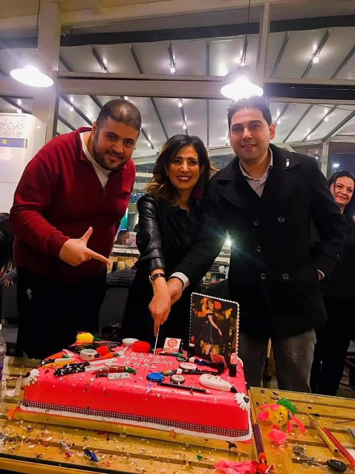 أسامة منير ونهال عنبر يحتفلان بعيد ميلاد الفنانة أمل رزق