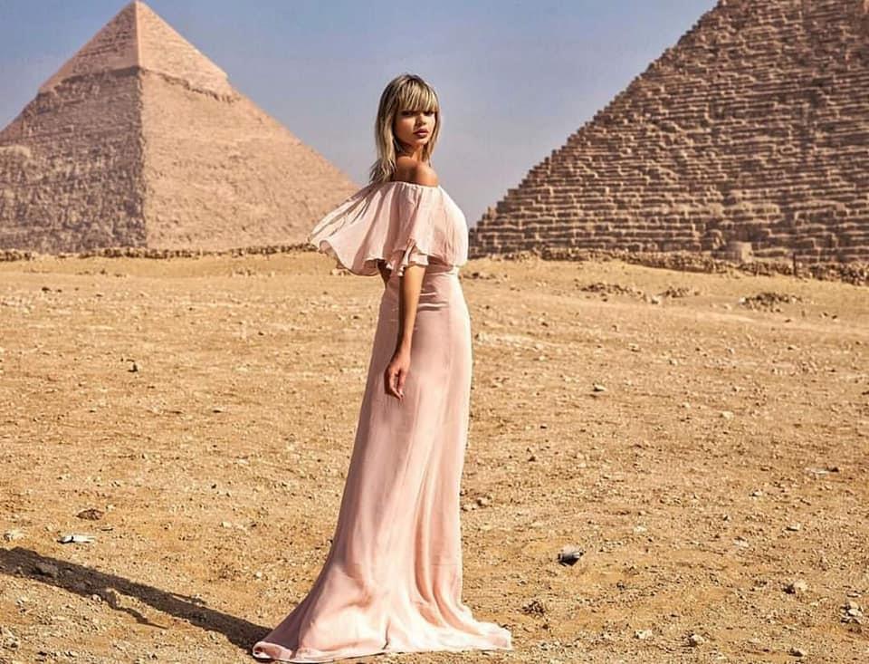 على غرار فتاة سقارة... سياح يلتقطون الصور التذكارية من أمام المزارات الأثرية المصرية