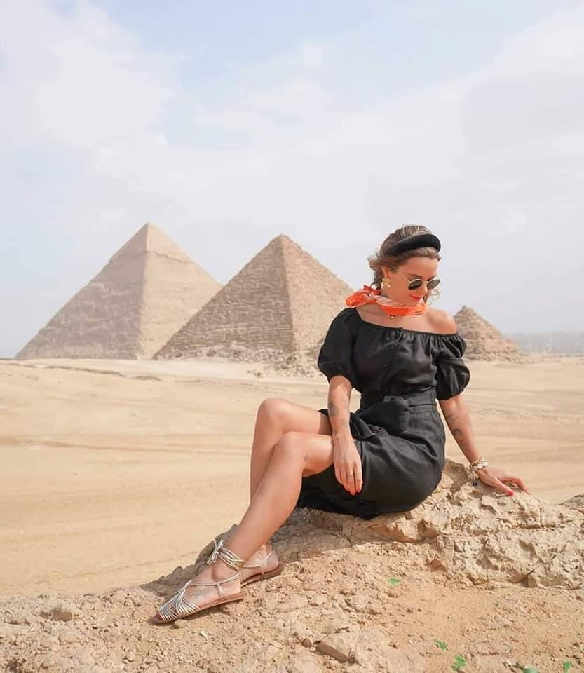 على غرار فتاة سقارة... سياح يلتقطون الصور التذكارية من أمام المزارات الأثرية المصرية
