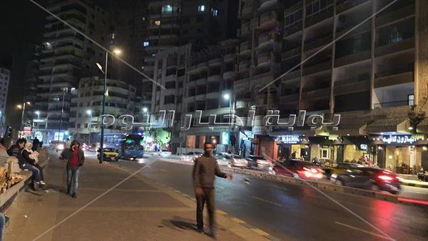 صور| رغم التحذيرات.. أهالي الاسكندرية ينتظرون «النوة» على الكورنيش