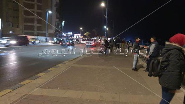 صور| رغم التحذيرات.. أهالي الاسكندرية ينتظرون «النوة» على الكورنيش
