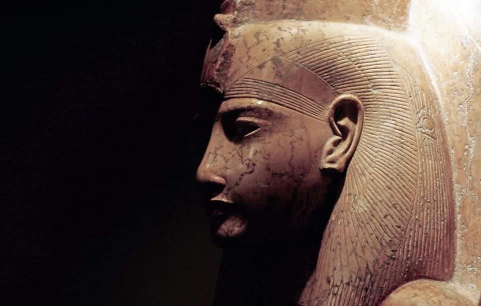 12 صورة لمقتنيات متحف الأقصر من تماثيل الملوك الفرعونية