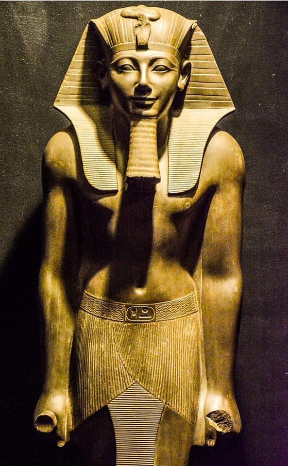 12 صورة لمقتنيات متحف الأقصر من تماثيل الملوك الفرعونية