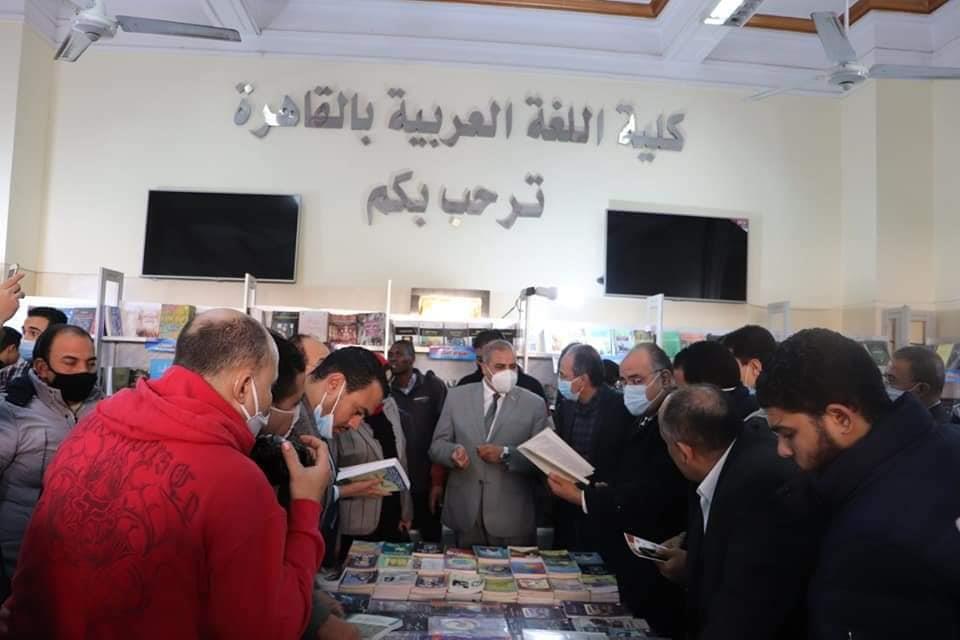 بالصور.. رئيس دار الكتب والوثائق تشهد افتتاح معرض الكتاب بكلية اللغة العربية جامعة الأزهر 