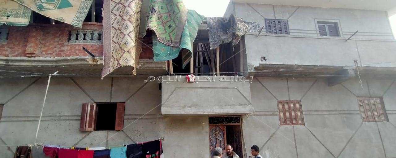 خوفا من الإزالة.. مواطن يغطي منزله بـ "الحصير" في الإسكندرية 