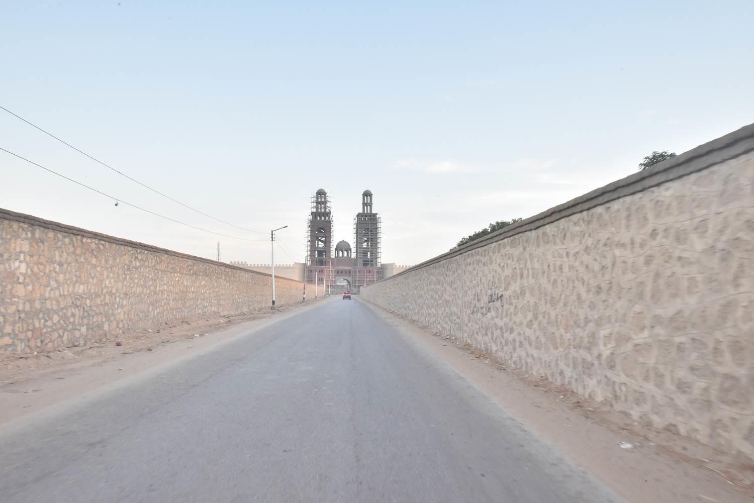 محافظ أسيوط يتفقد أعمال إنشاء بوابتين لمدخل طريق الدير المحرق ورصف الطريق