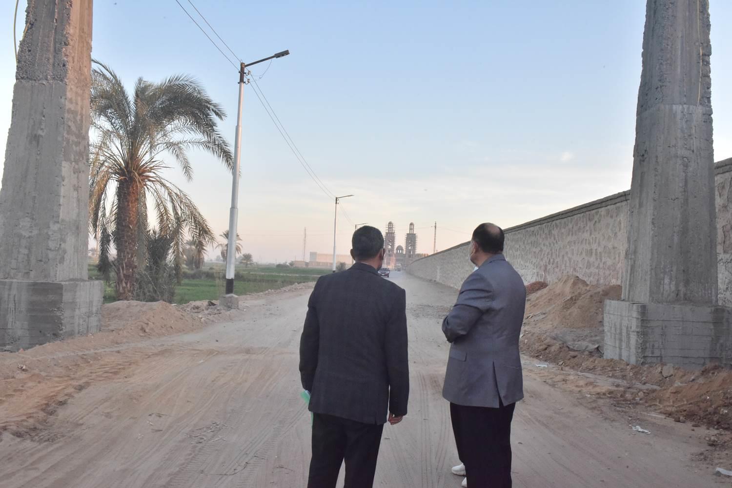 محافظ أسيوط يتفقد أعمال إنشاء بوابتين لمدخل طريق الدير المحرق ورصف الطريق