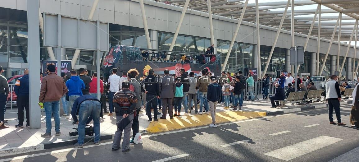 العشرات ينتظرون وصول بيج رامي إلى مطار القاهرة الدولي 