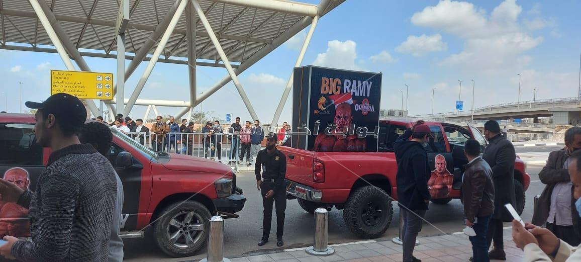 العشرات ينتظرون وصول بيج رامي إلى مطار القاهرة الدولي 