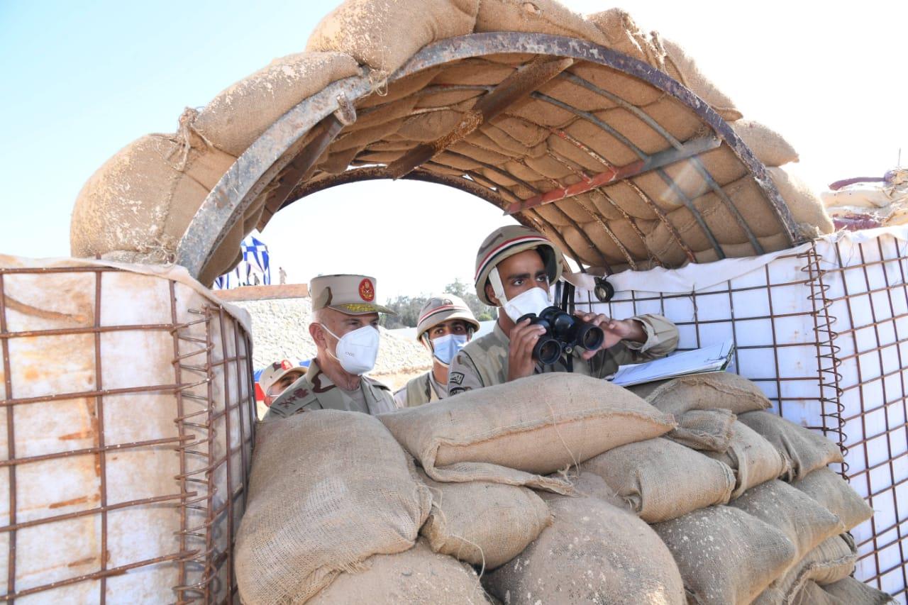 رئيس الأركان يتفقد معسكر إعداد وتأهيل مقاتلي شمال سيناء بالجيش الثاني