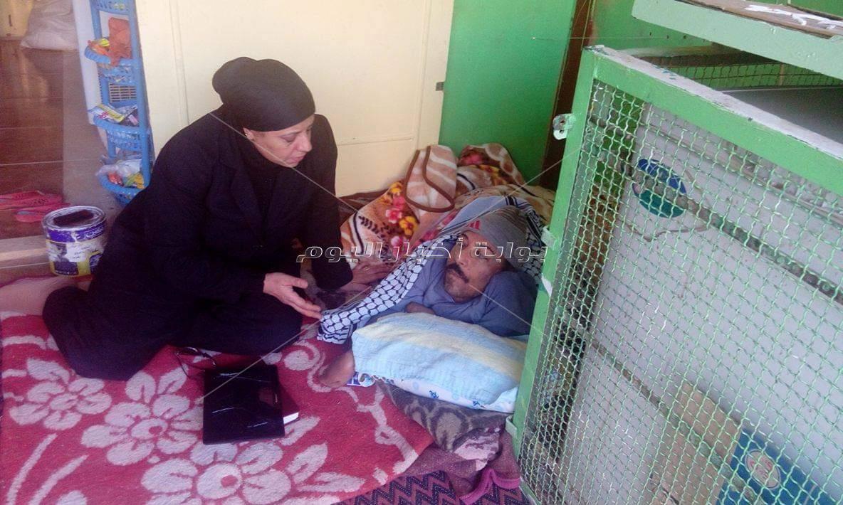 رجل بجسم طفل يروي معاناته مع المرض في الوادي الجديد