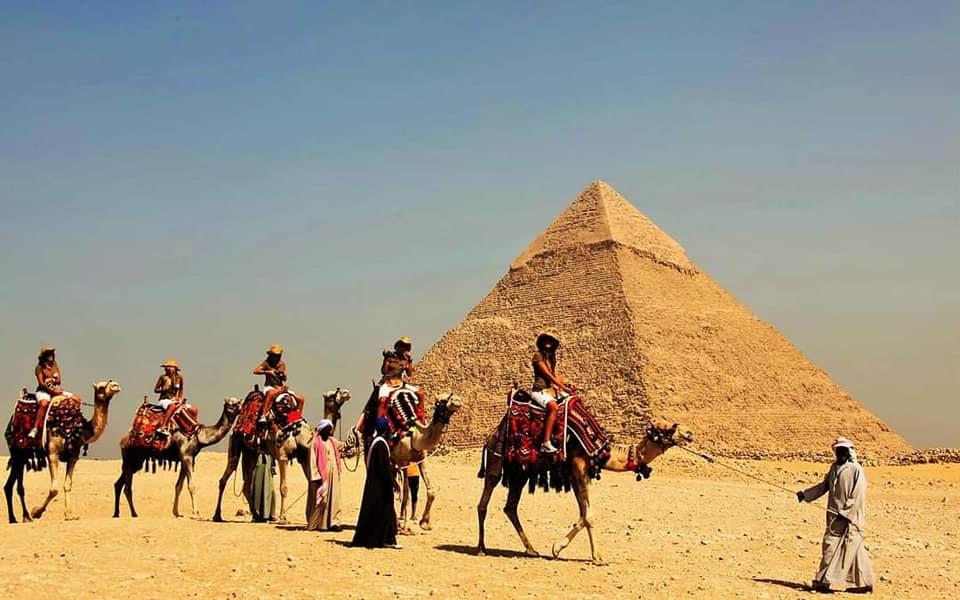 فتيات من إيطاليا يروجون للسياحة المصرية بطريقاتهن الخاصة