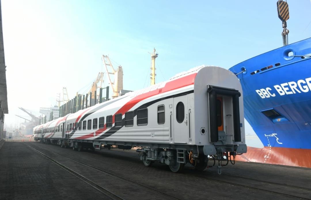 وزير النقل يعلن وصول 22 عربة سكة حديد جديدة للركاب إلى ميناء الإسكندرية