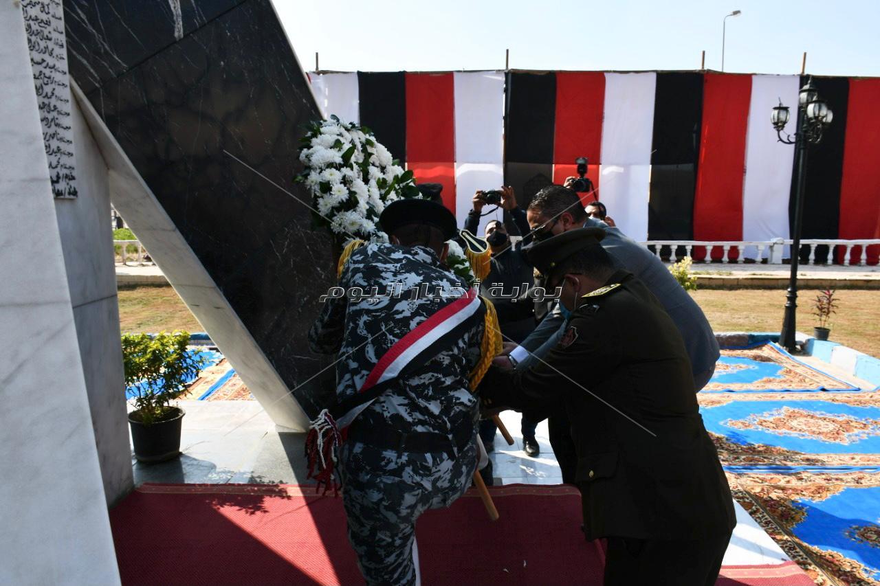 محافظ الفيوم يضع إكليلاً من الزهور على النصب التذكاري لشهداء الشرطة