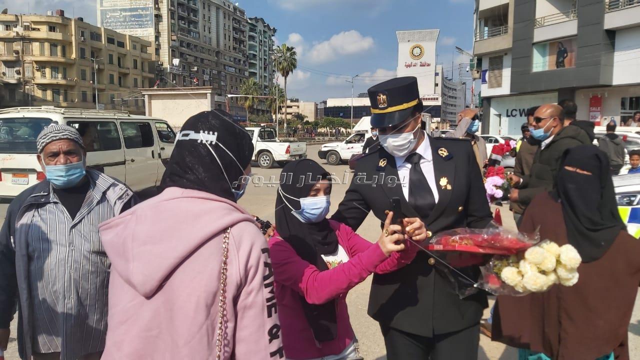 مدير أمن الدقهلية وقيادات المرور  يوزعون الورود على المواطنين