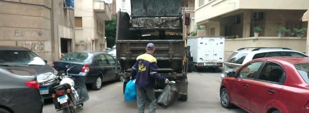 نصلك حتى باب المنزل..جمع القمامة بـ الصفارة" في الإسكندرية