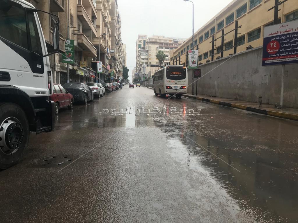 أمطار غزيرة ورياح باردة تضرب الإسكندرية.. والدفع بـ 180 سيارة شفط