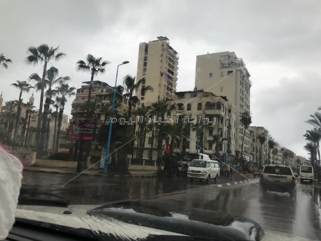 أمطار غزيرة ورياح باردة تضرب الإسكندرية.. والدفع بـ 180 سيارة شفط