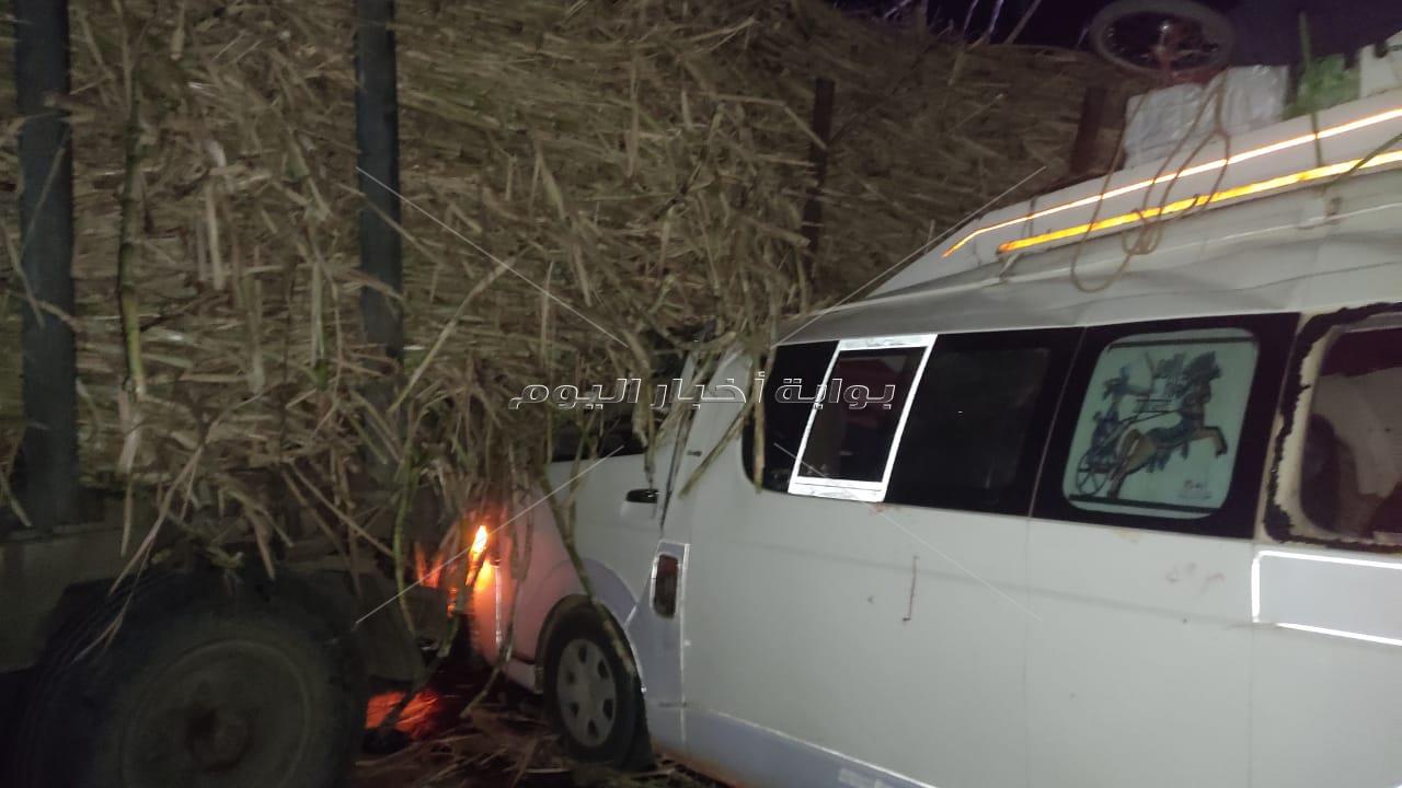 مصرع 3 وإصابة 5 أخرين أثر تصادم سيارة ميكروباص بمقطورة قصب في إسنا جنوب الأقصر 