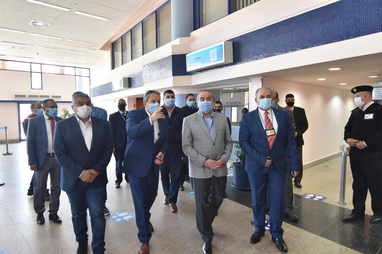  جولة موسعة لوزير الطيران بمطار مرسى علم للإطمئنان على الإجراءات الأمنية و الوقائية